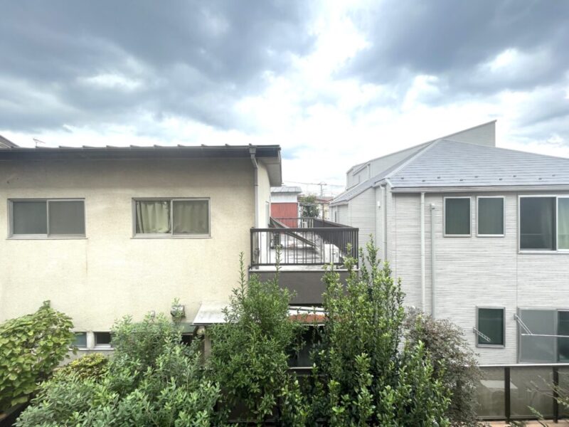 【住戸からの眺望】前面の建物まで距離が保たれているので陽光も注ぎ、周辺は低層の建物も多く、広い空も仰げる眺望です。