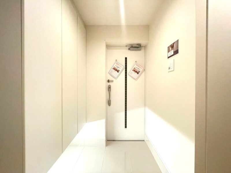 【玄関】玄関は落ち着いた雰囲気です。高さのあるシューズクローゼットが設置されており、たっぷりのシューズが収納できます。フロートタイプなので、お掃除もしやすくフットライトで玄関フロアもさらに広く感じられます。