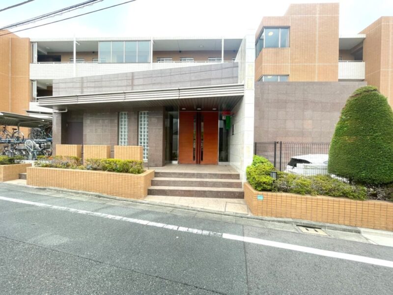 【エントランス】落ち着いたデザインと植栽が調和したエントランス。住まいの品格を感じさせる迎賓空間です。