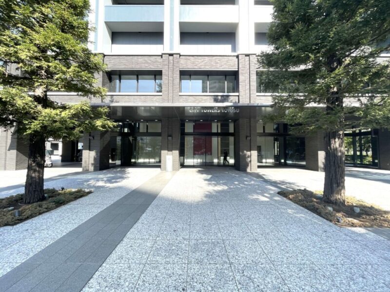 【エントランス】エントランスアプローチは、優しいグリーンで彩られ、安らぎと豊かな暮らし空間へと導きます。
