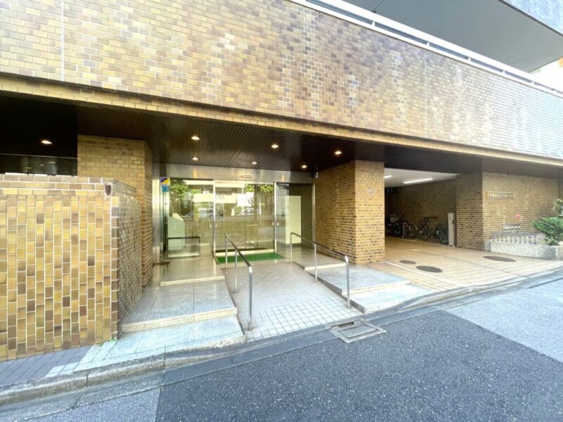 【エントランス】住まう方や訪れる方を優雅に迎える、クラシカルな落ち着きと品格を感じるエントランスです。防犯カメラやオートロックを備え、安心と快適さを両立しています。宅配ボックスが設けられており、不在時でも配達時間を気にすることなく、いつでも荷物が受け取れます。