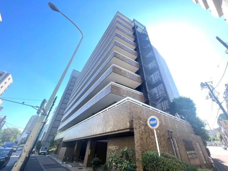 【外観】ブラウン系モザイクタイル貼りの重厚感と上質感を兼ね備えた外観です。周囲に調和しながらも、堂々とした佇まいで住まいの品格を感じさせます。1975年9月築、三井建設施工、中信不動産旧分譲の地上10階建、総戸数39戸のヴィンテージマンションです。複数路線利用可能な利便性が魅力。東西線をはじめ、山手線や副都心線への乗り換えもスムーズで、通勤・通学に最適です。周囲は落ち着いた住宅街で、都心の中心にありながら静けさを保つ環境です。スーパーやコンビニ、ドラッグストア、飲食店などが徒歩5分圏内に揃い、毎日の買い物や外食にも便利な住環境です。緑豊かな公園や教育施設、総合病院などが徒歩圏に揃い、安心して暮らせる住環境が広がっています。