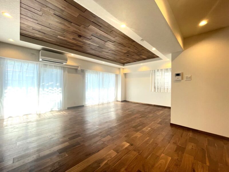 【LDK:約23.8帖】南向きの採光がたっぷり注ぎ、西向きの窓もあり陽当たりが良く、家族でゆったり寛げる居心地の良いリビングダイニングです。