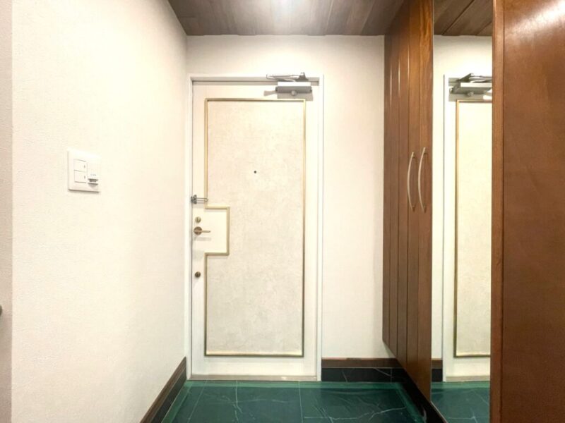 【玄関】玄関は広めにとられており、天井やフローリングも天然無垢材を使用し、玄関はブラックの石目タイルフロアで上品な空間となっています。玄関横には大容量のシューズインクローゼットを備え、傘立てやベビーカーなども収納でき、玄関フロアもすっきりご利用頂けます。