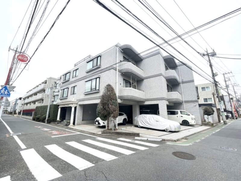 【外観】低層レジデンスならではの落ち着いた佇まい。タイル張りの重厚感のある外観が閑静な住宅街に美しく調和しています。1988年3月築、力建施工、地下1階付地上3階建、総戸数7戸のヴィンテージマンション。東急世田谷線「若林」駅徒歩約4分の好立地。三軒茶屋駅が生活圏となり、都心各方面へのアクセスも良好。毎日の通勤や休日のお出かけにも便利なロケーションです。「トップ若林店」や「サミットストア」、ドラッグストアなどが徒歩圏内に揃い、日用品から食料品まで便利に揃えられる住環境です。「若林公園」をはじめ緑豊かな公園が身近にあり、小・中学校や医療機関も徒歩圏。子育て世帯にも安心の住環境です。豊かな緑道、歴史ある神社仏閣があり、下町の風情と暮らしやすさが共存する魅力にあふれています。
