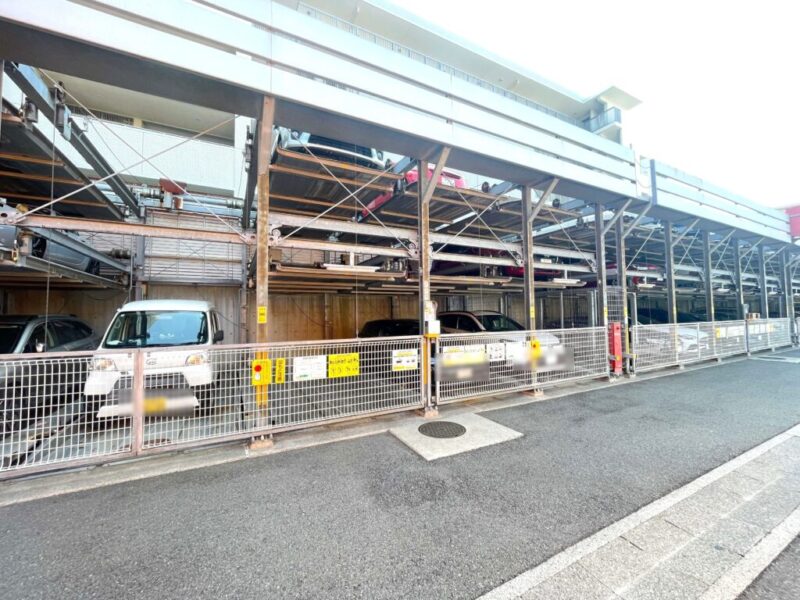【駐車場】敷地内にあるゲート付きの防犯性が高い機械式駐車場です。