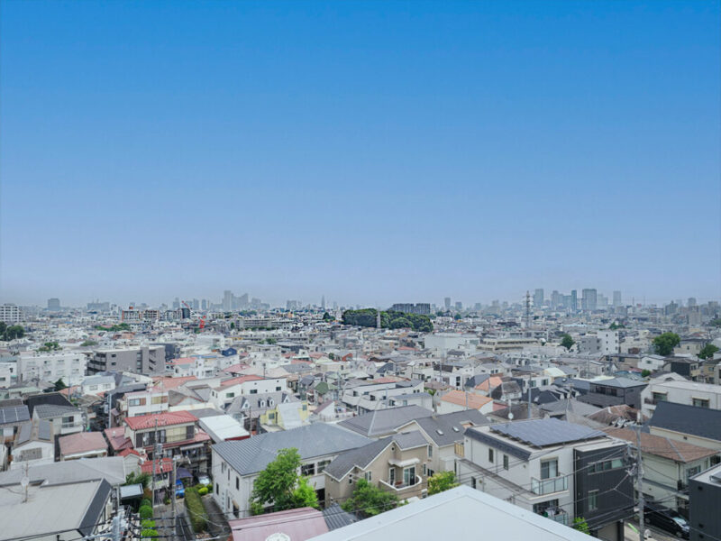 【住戸からの眺望】周辺は低層の建物が多く遠くまで抜けていて、広い空も仰げるパノラマビューの開放感たっぷりな眺望です。奥には都心部のビル群まで望めます。