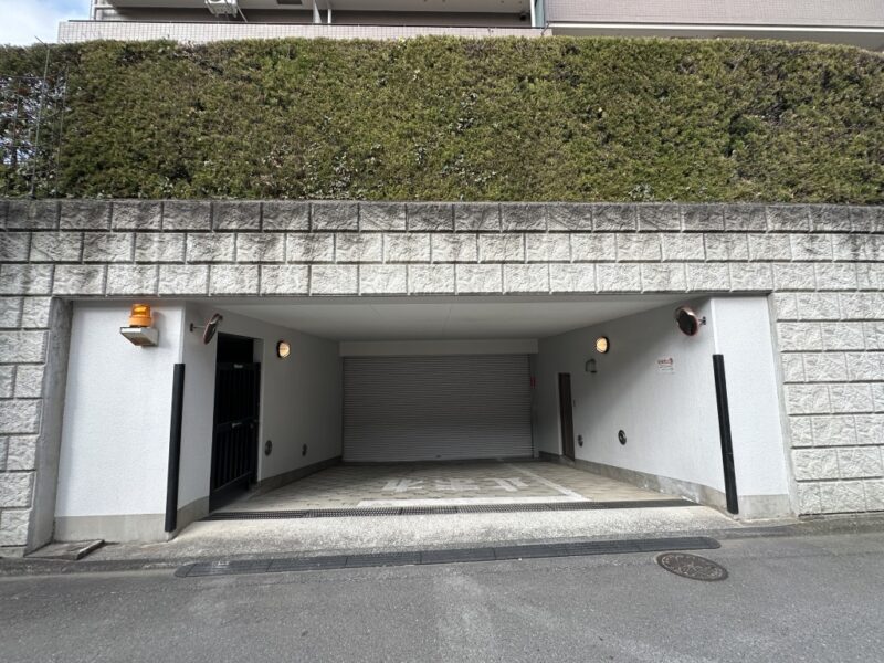 【駐車場】敷地内のゲート付き屋内駐車場でセキュリティーにも配慮されています。
