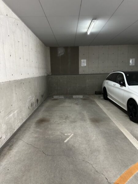 【駐車場】所有権付き駐車場があります。大型車駐車可能な平置き駐車場で入出庫しやすく、屋内で雨天時も濡れずに乗り降りでき、天候による汚れや日焼けなどからも大切なお車を守ります。