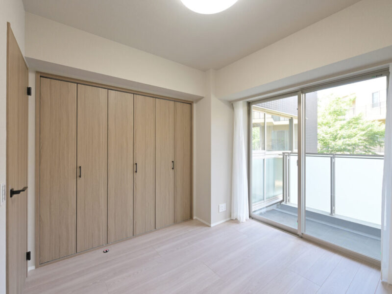 【洋室：約5.0帖】どのお部屋も南向きのバルコニーに面して明るいお部屋です。ナチュラルテイストな内装は、どんなインテリアとも相性が良く、家具や空間を引き立てます。こちらも壁一面の間口の広いクローゼットを備えています。