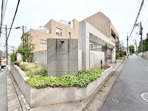 代々木ハウス 1階｜「代々木公園」駅徒歩10分。静寂を纏う代々木五丁目で、都心の利便性も手にする邸宅。広々としたテラス付きの南向き住戸