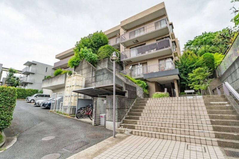 【外観】ブラウンタイル張りの重厚感と洗練されたデザインが印象的。時を経ても美しさを感じられる佇まいです。1985年2月築、熊谷組施工、三井不動産旧分譲の地下1階地上3階建、総戸数12戸の低層レジデンス。複数路線・複数駅を利用できる利便性が魅力。新宿・飯田橋・大手町方面へスムーズにアクセスでき、毎日の移動を快適にサポートします。スーパーやコンビニ、ドラッグストアが徒歩圏に充実。日々のお買い物が便利で、暮らしやすさを実感できる住環境です。自然を感じられる公園を身近に備え、区立小・中学校は徒歩10分圏内でクリニックも充実。幅広い世代が快適に暮らせる住環境が整っています。