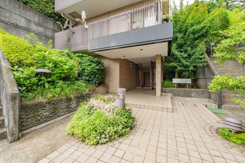 【エントランス】植栽が彩るエントランスアプローチは、住まいの第一印象を高める上品な空間です。