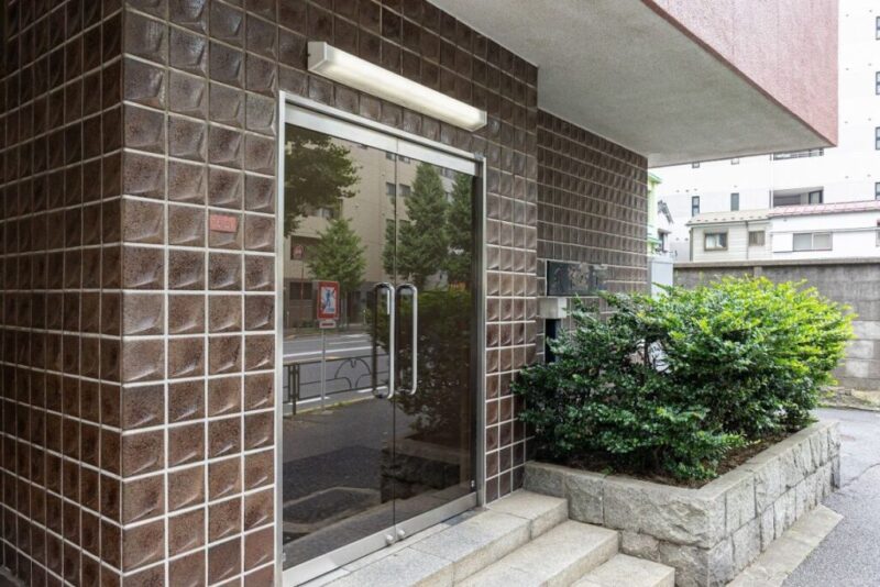 【エントランス】住まう方やゲストを迎えるクラシカルで落ち着いたエントランス。清潔感のある共用部が上質な住まいを演出します。