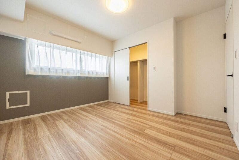 【洋室:約6.5帖】西向きの陽光が注ぎ、過ぎゆくときをゆったり感じられるお部屋です。ウォークインクローゼットを備え、大型ベッドが置ける広さで、主寝室におすすめです。