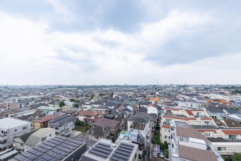 【住戸からの眺望】周辺は低層の建物が多く遠くまで抜けていて、空色の移ろいも感じられるパノラマビューです。