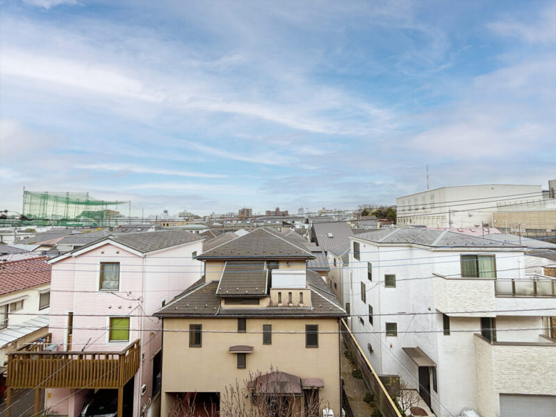 【住戸からの眺望】眼下は道路で、前面の建物まで距離が保たれているので陽光も注ぎ、周辺は低層の建物も多く抜けた開放感もあり、広い空も仰げる眺望です。