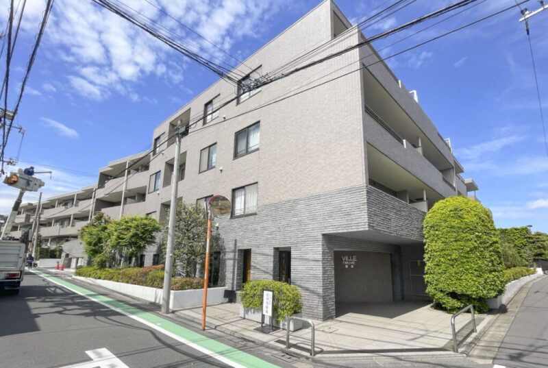 【外観】落ち着いた街並みに調和する端正なフォルム。タイル張りの重厚感のある外観が上質な住まいを演出します。1996年6月築、竹中工務店施工、西洋環境開発旧分譲の地上4階建、総戸数79戸の低層レジデンスです。西武新宿線利用で高田馬場駅へダイレクトアクセス。JR山手線への乗り換えもしやすく、新宿・池袋・渋谷方面へ軽快に移動できます。日常使いしやすい商業施設が身近に点在し、仕事帰りのお買い物にも便利。スーパーが至近に位置し、ドラッグストアやコンビニが徒歩圏内に揃い、毎日のお買い物も快適。飲食店や生活利便施設も充実しています。大小の公園が点在し、自然を身近に感じられる環境です。学校やクリニックも利用しやすく、ファミリーにもおすすめです。
