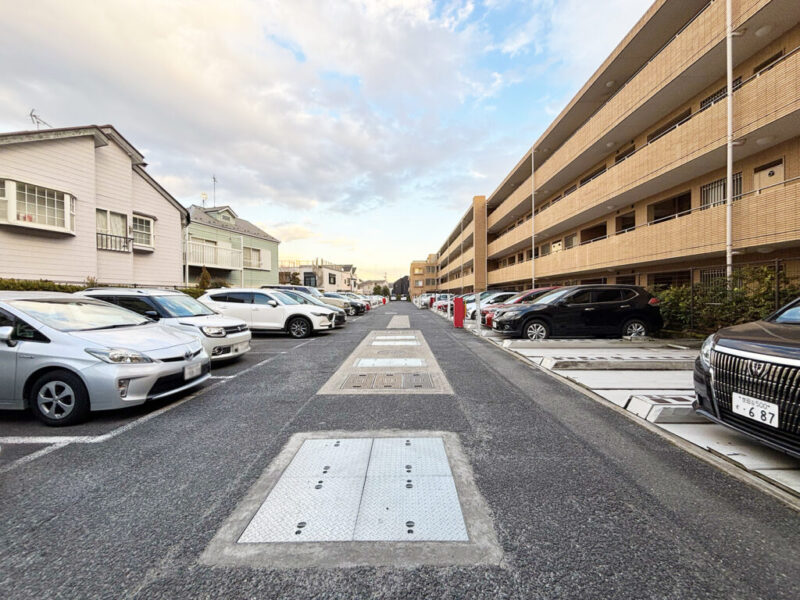 【駐車場】ハイルーフ車もゆとりを持って駐車する事ができる平置き駐車場と機械式駐車場があります。