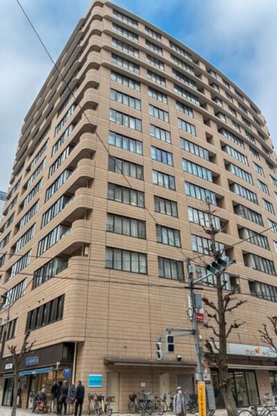 【外観】ブラウンタイル張りの緩いカーブがかったフォルムで重厚感のある外観です。1990年9月築、フジタ工業・イチケン施工、リクルートコスモス旧分譲の地下2階地上14階建、総戸数106戸のヴィンテージマンションです。3方向接道していて、陽当たりや通風にも恵まれています。1階にはスーパーが入り、コンビニもドラッグストアも至近にあり、生活利便性の高い立地です。複数路線が利用できる「後楽園」駅・「春日」駅が近く、新宿・大手町・東京・池袋方面へ軽快にアクセスでき、交通利便性に優れています。「小石川植物園」や「礫川公園」など豊かな自然を身近に感じられる環境です。区立小学校は徒歩3分の位置にあり、教育施設や医療機関も充実し、幅広い世代におすすめです。