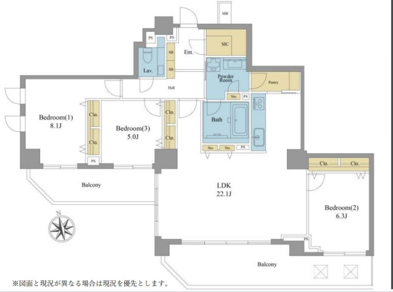 【間取り：3LDK】専有面積97.96㎡、バルコニー面積24.18㎡。床暖房敷設と収納付きの約22.1帖のリビングダイニングキッチンに、8.1帖・6.3帖・5.0帖の洋室があり、それぞれにクローゼットを備えています。キッチンにパントリー、玄関にはシューズクローゼットとシューズインクローゼットを備え、収納も充実しています。陽当たり良好な南西角住戸です。