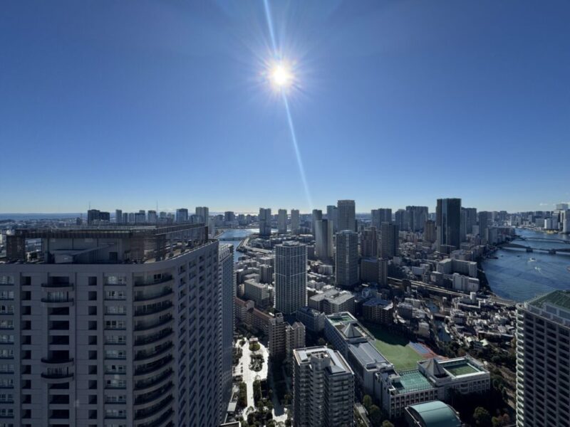 【住戸からの眺望】進化し続ける街並みに、水辺の潤いを感じながら広い空を仰げる、都心のベイエリア＆タワーマンション高層階ならではの爽快感のある特別な眺望です。