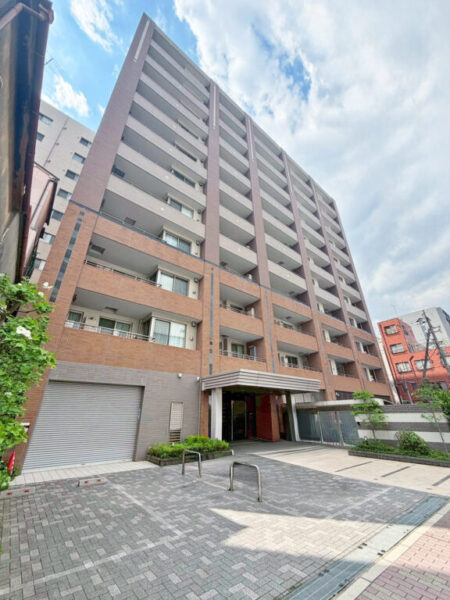 【外観】暖色系のグラデーションが効いたシンメトリーフォルムが端正で、落ち着いた街並みに調和し、上質な住まいとしての存在感を演出します。2008年2月築、東レ建設施工/旧分譲の地上11階建、総戸数78戸のレジデンス。複数路線・複数駅が利用できる利便性が魅力。JR総武線や半蔵門線を利用し、都心主要エリアへ快適にアクセスできるため、毎日の移動も軽快です。スーパーやコンビニは徒歩5分圏内で、飲食店も徒歩圏に充実。大型商業施設が集まる錦糸町エリアも身近で、毎日の買い物が快適です。区立中学校は至近に位置し、小学校や総合病院も近く、暮らしを支える生活環境が充実。自然を感じられる公園も点在し、幅広い世代が暮らしやすいエリアです。