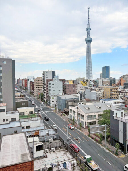 【住戸からの眺望】眼下は道路で開放感があり、高い建物も少なく東京スカイツリーをアクセントに空も広く、抜けた爽快な眺望です。