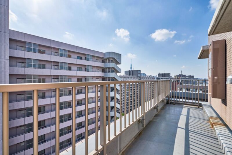【ルーフバルコニー】心地よい風を感じながら、リフレッシュできそうなルーフバルコニーです。