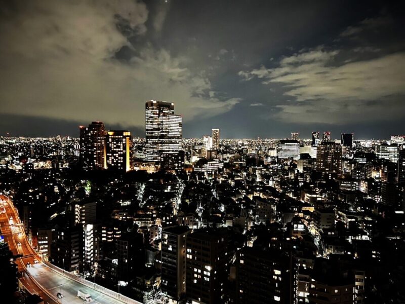 【住戸からの眺望】夜には、広がる都心の明かりがより一層美しく煌びやかな夜景が贅沢にも自邸から堪能できます。