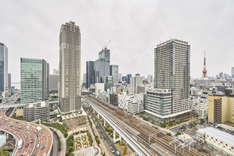 【住戸からの眺望】東京タワービューの都会的な高層ビルが建ち並ぶ風景の中にも緑があり、都心の躍動も感じながら広い空も仰げる爽快な眺望です。