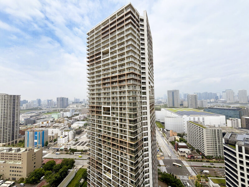 【住戸からの眺望】進化し続ける街並みに、水辺の潤いを感じながら広い空を仰げる、都心のベイエリア&タワーマンション高層階ならではの爽快感のある抜けた眺望です。