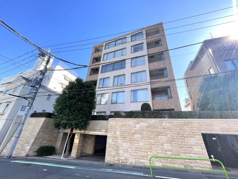【外観】麻布仙台坂の丘の上に佇む、ホワイトとブラウンタイル張りに花崗岩の外壁の重厚感のある端正なフォルムの外観です。2001年5月築、竹中工務店施工、三井不動産旧分譲の地下1階地上6階建、総戸数25戸のハイグレードレジデンスです。「麻布十番」駅から大江戸線・南北線、「広尾」駅から日比谷線を利用可能。六本木・銀座・大手町方面など、都心各所へ軽快にアクセスできます。周辺は、大使館や寺院が点在し、緑豊かな「有栖川宮記念公園」を身近に感じられるエリア。スーパーやコンビニも徒歩5分圏内と利用しやすく、300年以上の歴史がある「麻布十番街」も日常使いでき、暮らしも彩る豊かな住環境です。「六本木ヒルズ」も徒歩圏で、おしゃれな飲食店やショップや専門店が充実し、ショッピングもお食事も愉しめます。そして緑豊かな「有栖川宮記念公園」を身近に感じられるエリア。周辺には医療機関も点在し、都心でありながら自然と安心感を身近に享受できます。
