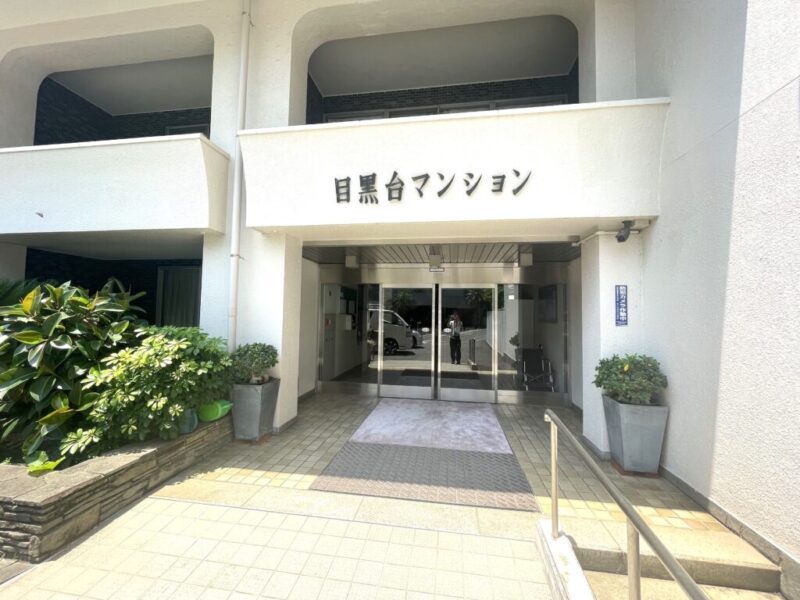 【エントランス】クラシカルな館銘板がレトロモダンな雰囲気です。スロープが設けられており、ベビーカーや車いすの通行も安心です。日勤管理による管理体制に加え、宅配ボックスや防犯カメラを備えています。共用部の管理が行き届き、安心感のある住環境です。