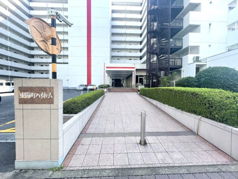 【エントランス】エントランスアプローチは優しいグリーンで彩られ、大規模マンションならではのゆとりを感じさせるエントランス。住まう方を落ち着いて迎える、品のある共用空間です。