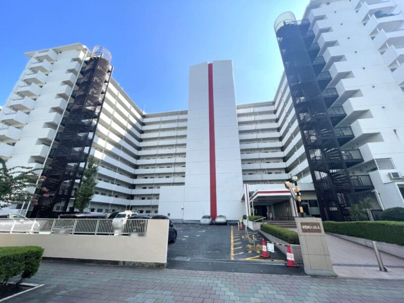 【外観】駅近の好立地に佇む大規模マンション。ホワイトを基調とした外装にレッドラインがアクセントとなったファサード。1974年2月築、不動建設施工、角栄建設旧分譲の地上11階建、総戸数340戸(A棟:272戸)のヴィンテージマンションです。最寄りの「東陽町」駅から東京メトロ東西線を利用でき、大手町・日本橋方面へのアクセスがスムーズです。駅まで平坦な道のりも魅力で、毎日の通勤・通学を快適にサポートします。至近には「西友東陽町店」、「イキイキ生鮮市場」、ドラッグストア、コンビニなどが揃い、日々のお買い物に便利です。「江東区役所」も近く、生活利便性の高さが魅力です。「東陽小学校」が徒歩4分で、お子さまの通学にも便利な環境です。「南砂緑道公園」や「横十間川親水公園」など、緑や水辺に親しめる場所も身近です。駅前の利便性を享受しながら、日常生活に必要な施設が身近に揃う東陽エリア。都心居住の快適さを実感できます。