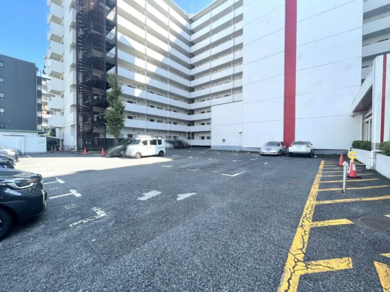 【駐車場】乗り降りや入出庫しやすい敷地内の平置き駐車場です。ハイルーフ車もゆとりを持って駐車する事ができます。