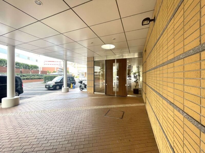 【エントランス】便利な車寄せもあり、ホテルライクな高級感漂うエントランスです。エントランスにはオートロックを備え、24時間有人管理＋セキュリティシステムで高い安心感を提供します。宅配ボックスが設けられており、不在時でも配達時間を気にすることなく、対面もせずいつでも荷物が受け取れます。