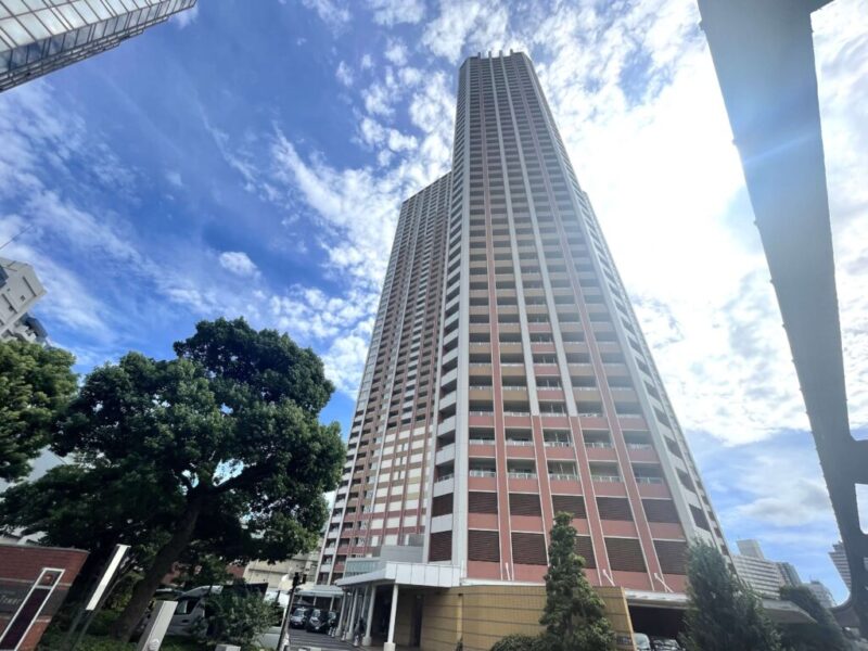 【外観】3方を運河に囲まれた、緑が豊富の広大な敷地をもち、ベイエリアのランドマークとして聳える、ホワイトに暖色系配色のトライスター型の外観です。2006年10月築、鹿島建設施工、三井不動産・三菱商事他旧分譲の地上48階建、高さ154ｍ（最高部高さ161ｍ）、総戸数1095戸の大規模タワーレジデンスです。「芝浦アイランド」の中で1番最初に竣工し、最大規模を誇る芝浦アイランドケープタワーは、芝浦でもとても存在感があります。共用施設も充実し、1階にはコンビニ（24h営業）もあり便利です。「田町」駅・「芝浦ふ頭」駅・「三田」駅が利用でき、多路線利用可能で使い分けができます。首都高入口も近く、車移動もスムーズです。水辺の遊歩道や公園が整備され、散策やジョギングも快適です。教育・医療施設も身近に揃っています。ベイエリアの開放的な景観を楽しみながら、都心ならではの利便性を兼ね備えた好立地。ビジネスもプライベートも快適に支えるロケーションです。