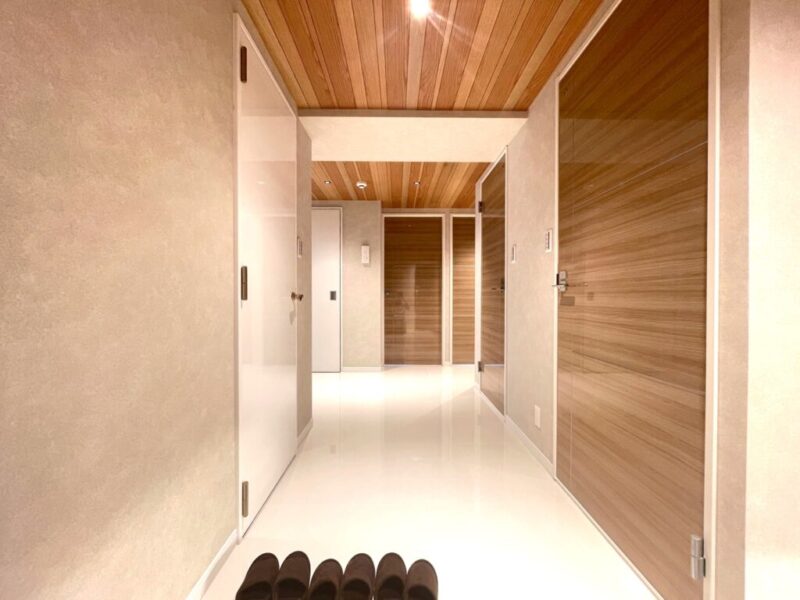 【玄関】ウッディな天井や建具の落ち着きのある雰囲気で、玄関横にはシューズインクローゼットを備えています。玄関からパントリーに出入りでき、食品の買い物から帰宅した際は、冷蔵庫までの動線がスムーズです。