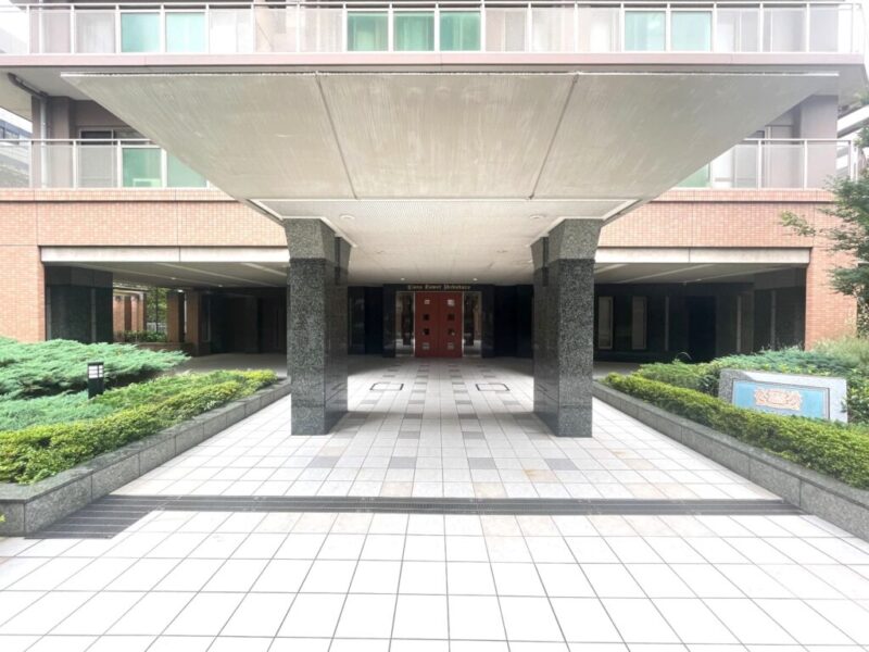 【エントランス】敷地内の緑と調和したアプローチが印象的なエントランス。住まいへ帰るたびに心地よさを感じられる落ち着いた設えです。オートロックや防犯カメラを備え、都市生活に欠かせない安心感をサポート。宅配ボックスも設置され、忙しい日々の暮らしにも便利です。ゲストルームやビューラウンジ、コンシェルジュサービスなど共用施設も充実。都心の利便性とタワーマンションならではの上質な暮らしを求める方におすすめしたい一邸です。