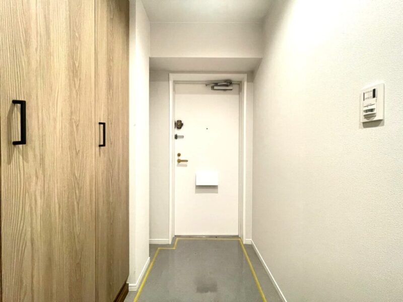 【玄関】玄関は落ち着いた雰囲気です。高さのあるシューズクローゼットが設置されており、たっぷりのシューズが収納できます。玄関フロアもすっきりご利用頂けます。人感センサー付きで節電にもなり、帰宅時には、暗い室内のスイッチを探すことなく、明るい玄関がお出迎えしてくれます。