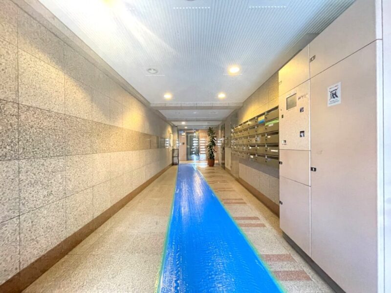 【エントランス】オートロックや防犯カメラを備え、安心感に配慮された共用設備。モニター付きインターホンにも対応し、暮らしの安全をサポートします。宅配ボックスも設置され、忙しい日々の暮らしにも便利です。