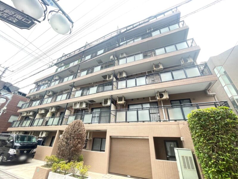 【外観】ブラウン系タイルを基調とした落ち着きのある外観。街並みに調和する端正な佇まいが魅力です。1997年7月築、鉄建建設施工、山田建設旧分譲の地上6階建、総戸数33戸のレジデンス。「東長崎」駅から西武池袋線を利用でき、「落合南長崎」駅からは都営大江戸線も利用可能。複数路線を使い分けられる、通勤・通学に便利な立地です。スーパーやコンビニ、ドラッグストアなど徒歩3分圏内に日常の買い物に便利な施設が揃い、毎日の暮らしをサポート。駅近ならではの高い生活利便性が魅力です。区立小学校は徒歩3分にあり、医療施設も身近。子育て世帯にも暮らしやすい環境が整っています。