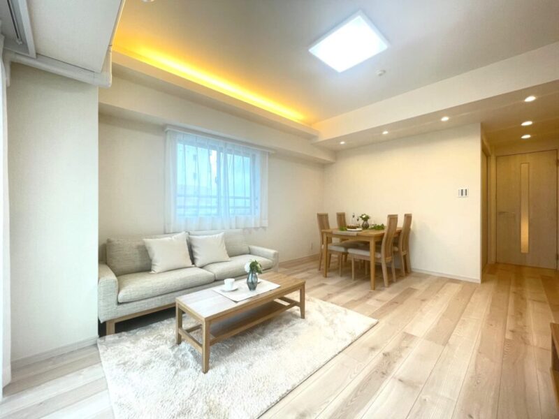 【LD:約11.4帖】ホワイトを基調とした内装に、木目の美しいフローリングや建具で、木のぬくもりを感じるナチュラルモダンな雰囲気のリビングダイニングとなっています。