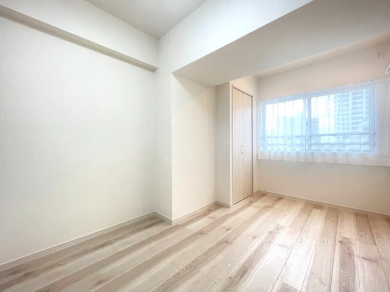【洋室:約5.9帖】南東と南西向きの2面採光のある洋室です。リビングに隣接しつつ独立性もあるこちらのお部屋は、目が届きやすくお子様のお部屋にもおすすめです。