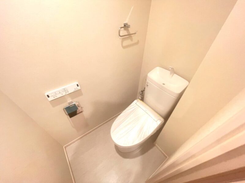 【トイレ】すっきりとしたデザインで清潔感があり、落ち着ける空間。トイレは温水洗浄機能付きです。