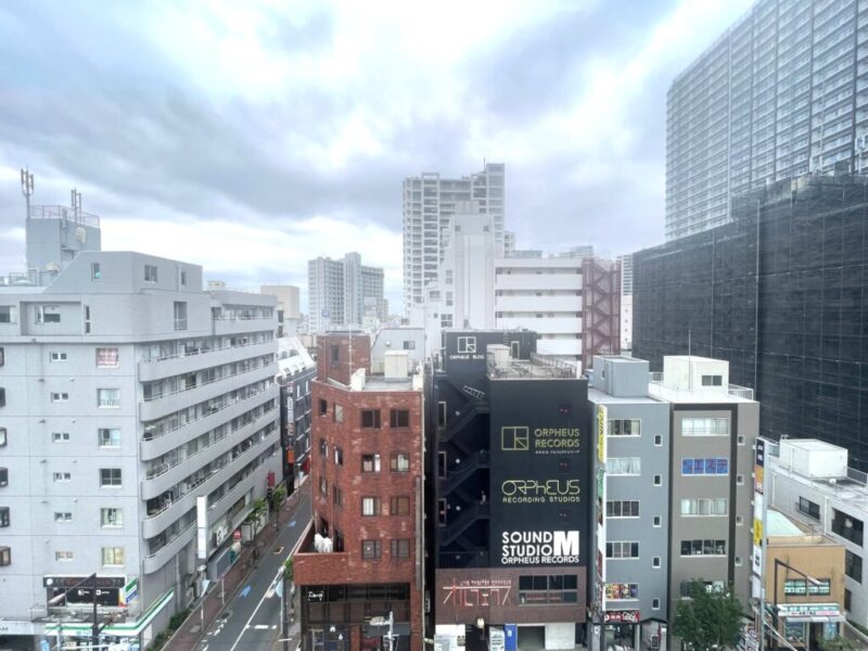 【住戸からの眺望】都会的な高層ビルが建ち並ぶ風景ながら、眼下は道路で前面の建物まで距離が保たれているので陽光も注ぎ、空も仰げる眺望です。