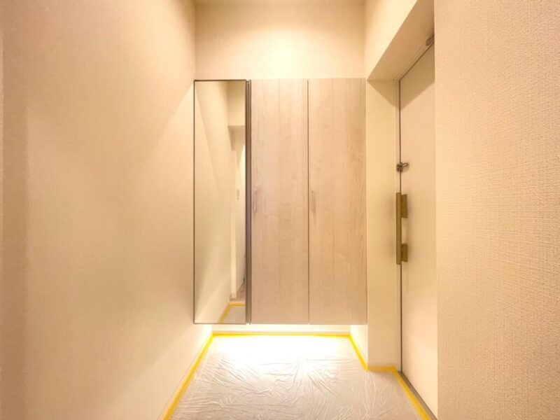 【玄関】玄関は落ち着いた雰囲気です。高さのあるシューズクローゼットが設置されており、たっぷりのシューズが収納できます。フロートタイプなので、お掃除もしやすくフットライトで玄関フロアもさらに広く感じられます。姿見も付いていて、お出掛け前の身だしなみチェックもできます。