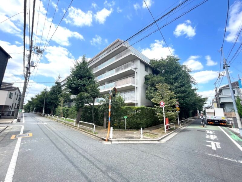 【外観】緑豊かな敷地に映えるホワイトのゆとりを感じさせる外観。時を重ねた住まいならではの風格が魅力です。1970年3月築、住友建物、住友不動産旧分譲の地上6階建、総戸数206戸のヴィンテージマンションです。「鷺ノ宮」駅から西武新宿線を利用でき、「高田馬場」方面へのアクセスもスムーズ。JR線が利用できる「阿佐ケ谷」駅へも徒歩圏内です。徒歩圏内に「オーケー」や「まいばすけっと」があり、日々の買い物も快適。コンビニや郵便局も身近に揃います。公園が身近にあり、都心近接ながら穏やかな暮らしを楽しめます。教育施設や医療施設も周辺に整い、ファミリーにも適した住環境です。